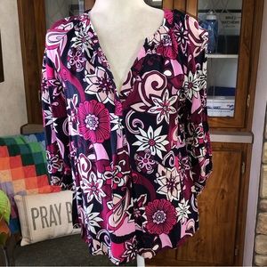 CROWN & IVY SIZE LARGE GORGEOUS MULTICOLORED BLACK AND PINK 3/4 SLEEVE TOP